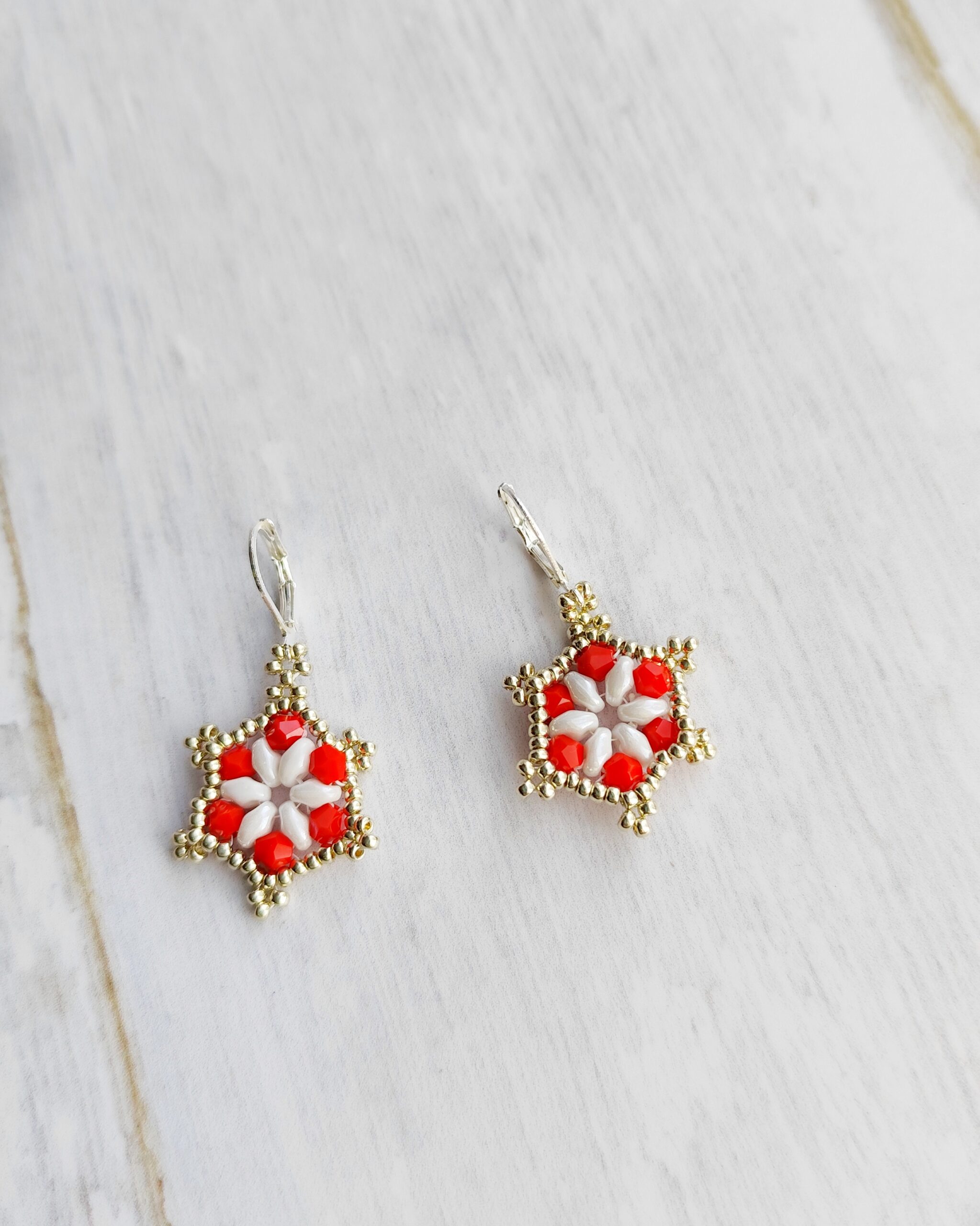 Aros Estrella Floral Blanco y Rojo